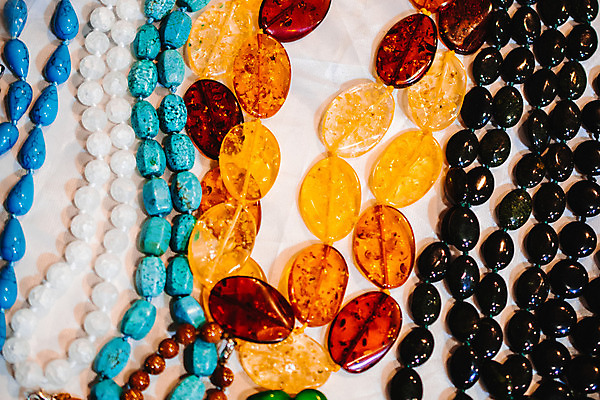 포토 JPG 해외이미지 디자인 여자 분홍색 크리스마스 목걸이 장신구 공 팔찌 유리 추상 휴가 사람없음 장식 빨간색 초록색 파란색 빛 컬러풀 알약 약 유행 흰색 반지 원형 보석 구슬 고립 스타일 해외202004 해외포토 도형 기념일 컬러 무늬 의학 재질 사람 광석 파일형식 이미지허브