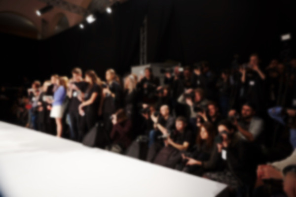 포토 JPG 해외이미지 모델 디자인 응시 드레스 옷 포즈 새로움 건강 이벤트 성인 사람없음 세로 빛 유행 산책 공연 무대 축하 일주일 화려 우아함 군중 소프트포커스 디자이너 수집 쇼 활주로 스포트라이트 블러 스타일 해외202004 해외포토 직업 시선 길 컨셉 휴식 촬영기법 사람 파일형식 이미지허브