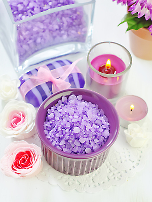 포토 JPG 해외이미지 꽃 리본 사람없음 보라색 스파 아로마 스파용품 비누 향초 아로마테라피 바디케어 입욕소금 해외202004 해외포토 식물 컬러 초 위생용품 미용용품 오브젝트 소금 테라피 파일형식 이미지허브
