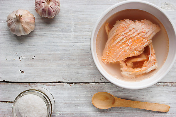 포토 JPG 해외이미지 1 접시 음식 재료 탁자 실내 마늘 어류 요리 사람없음 목재 가로 빨간색 숟가락 식사 흰색 도자기 수프 소금 송어 해외202004 해외포토 나무 식기 컬러 가구 채소 수저 내부 수중동물 파일형식 이미지허브