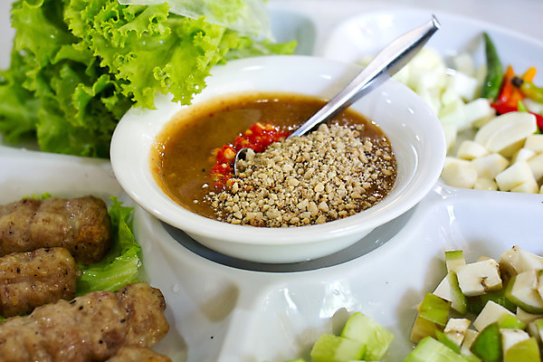 포토 JPG 해외이미지 접시 문화 음식 채소 고추 육류 돼지고기 요리 동양인 사람없음 갈색 식사 사발 소시지 그릴 굽기 매움 롤 후추 다진 해외202004 해외포토 식기 컬러 식재료 주방용품 인종 사기그릇 가공식품 맛 구이 향신료 파일형식 이미지허브