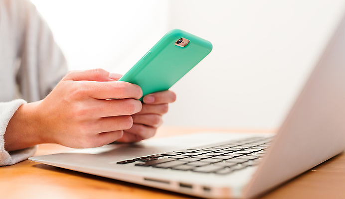 포토 JPG 해외이미지 학생 라이프스타일 여자 행복 비즈니스 탁자 모바일 주택 사람 앉기 사람없음 노트북 스마트폰 핸드폰 컴퓨터 사무실 알약 디지털 정보 관찰 잡기 업무 작업 연결 책상 서비스 많음 힙스터 해외202004 해외포토 패션 감정 가구 컨셉 모션 건물 생활 전자제품 스마트기기 약 파일형식 이미지허브