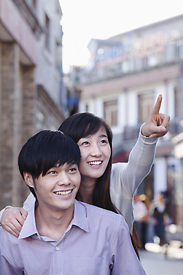 포토 JPG 해외이미지 긴머리 커플 응시 여자 행복 짧은머리 거리 함께함 사랑 서기 미소 20대 야외 두명 10대 캐주얼 세로 도시풍경 컬러풀 중국 활발 기쁨 흰색 가리킴 도시 흥분 베이징 발견 염원 해외202004 해외포토 헤어스타일 시선 옷 감정 아시아 컬러 컨셉 관계 모션 청소년 표정 사람 풍경 손짓 청년 파일형식 이미지허브