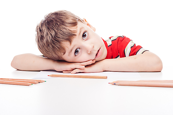 포토 JPG 해외이미지 백인 학생 라이프스타일 손 응시 교육 남자 어린이 엎드리기 탁자 색연필 한명 사람 소년 책상 소년한명만 해외202004 해외포토 서양인 1 시선 가구 모션 학용품 생활 신체부위 남자한명만 소년만 파일형식 이미지허브