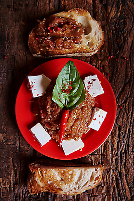 포토 JPG 해외이미지 전통 접시 음식 빵 다이어트 토마토 채소 재료 가지 파슬리 샌드위치 건강 마늘 요리 사람없음 목재 빨간색 여름 식사 저녁식사 펼침 샐러드 신선 항아리 사발 굽기 준비 반죽 토스트 후추 점심식사 채식주의자 캐비아 핸드메이드 비건 해외202004 해외포토 나무 식기 계절 컬러 식재료 모션 도자기 사기그릇 구이 향신료 채식 파일형식 이미지허브