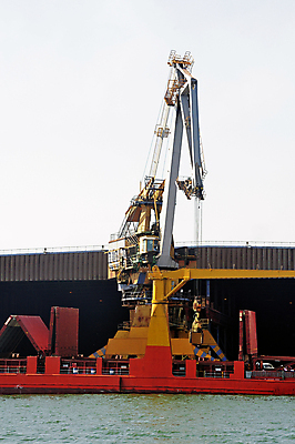 포토 JPG 해외이미지 산업 바다 비즈니스 교통시설 사람없음 물 파란색 글로벌 항구 황혼 프랑스 화물 보트 컨테이너 상인 지중해 조선소 기중기 수납 포트 타운 무거움 마르세유 수입 유조선 터미널 해외202004 해외포토 자연요소 유럽 컬러 교통 배_교통 일몰 운송업 도시 중장비 무게 시설 파일형식 이미지허브