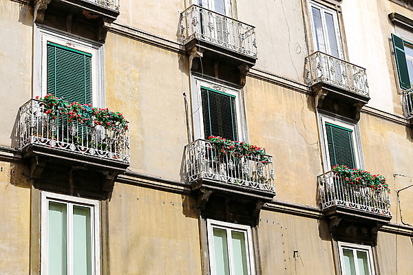 포토 JPG 해외이미지 건축양식 창문 주택 사람없음 건물 이탈리아 나폴리 해외202004 해외포토 건축물 건축 유럽 파일형식 이미지허브