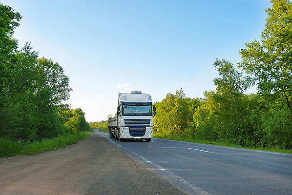 포토 JPG 해외이미지 구름 도로 비즈니스 교통시설 모션 하늘 사람없음 야외 파란색 힘 화물 바퀴 고속도로 소프트포커스 컨테이너 아스팔트 배송 속도 싱글 상업 짐차 무거움 트레일러 분배 해외202004 해외포토 자연요소 산업 길 컬러 교통 자동차 촬영기법 운송업 무게 시설 파일형식 이미지허브
