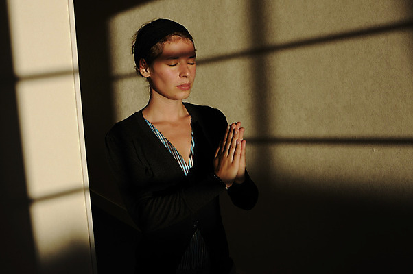 포토 JPG 해외이미지 손 여자 기독교 종교 휴식 관리 그림자 사랑 한명 사람 앉기 성인 빛 교회 평화 믿음 희망 흰색 기도 예수 영혼 좌절 집중 귀족 신앙심 해외202004 해외포토 1 감정 컬러 컨셉 종교건축 모션 건물 신체부위 신_종교 파일형식 이미지허브