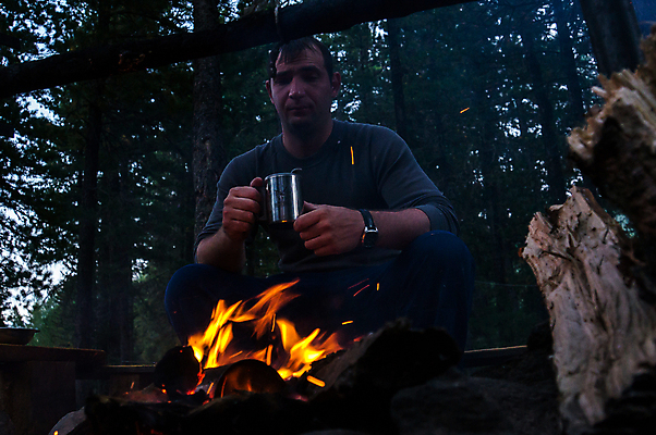 포토 JPG 해외이미지 백인 커플 남자 커피 음료 여행 휴가 불꽃 휴식 요리 한명 사람 앉기 성인 야외 컵 여름 여행객 환경 어둠 캠핑 하이킹 머그컵 마시기 차 야간 저녁 장작 모닥불 캠핑장 벽난로 긍정 내추럴 연소 하이커 생존 해외202004 해외포토 자연요소 서양인 1 식기 계절 컨셉 관계 모션 불 레저 파일형식 이미지허브