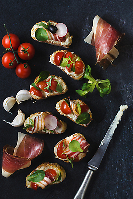 포토 JPG 해외이미지 전통 접시 음식 빵 조각 토마토 채소 양파 샌드위치 마늘 육류 요리 사람없음 식사 저녁식사 이탈리아 신선 이탈리아음식 아침식사 애피타이저 바게트 굽기 지중해 만취 카나페 준비 매움 베이컨 바질 점심식사 목판 브루스케타 앙트레 인기 채식주의자 크림치즈 핸드메이드 해외202004 해외포토 식기 유럽 바다 식재료 치즈 서양음식 돼지고기 맛 구이 채식 술취함 파일형식 이미지허브