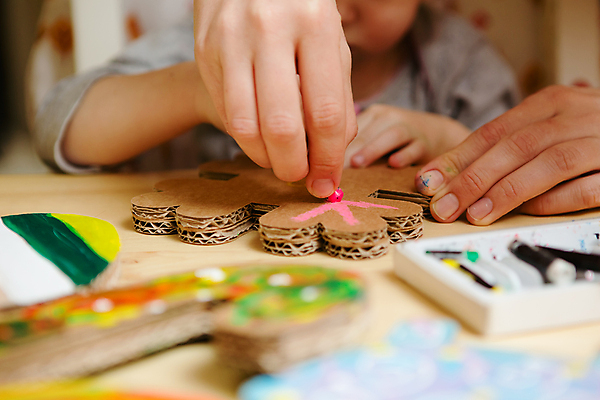 포토 JPG 해외이미지 손 실내 들기 아웃포커스 신체부위 그리기 미술교육 해외202004 해외포토 교육 모션 촬영기법 미술 사람 내부 파일형식 이미지허브