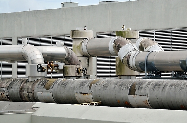 포토 JPG 해외이미지 식물 산업 선 비즈니스 공장 지붕 사람없음 물 금속 힘 기계 장비 에너지 과학기술 도시 업무 뜨거움 제조 공항 수증기 큼 옥상 상업 연료 가스 시스템 튜브 공학 세대 보일러 철강 파이프라인 공급 해외202004 해외포토 자연요소 교육 공업 교통시설 재질 기술 작업 크기 파이프_관 파일형식 이미지허브