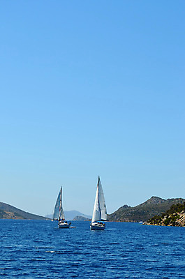 포토 JPG 해외이미지 라이프스타일 계절 바다 여행 요트 자연 하늘 휴가 휴식 항해 풍경 사람없음 물 여름 파란색 컬러풀 우주 맑음 자유 보트 고급 지중해 함선 선원 네비게이션 레가타 뱃놀이 수평선 해외202004 해외포토 자연요소 컬러 컨셉 배_교통 날씨 생활 전통놀이 생태계 파일형식 이미지허브