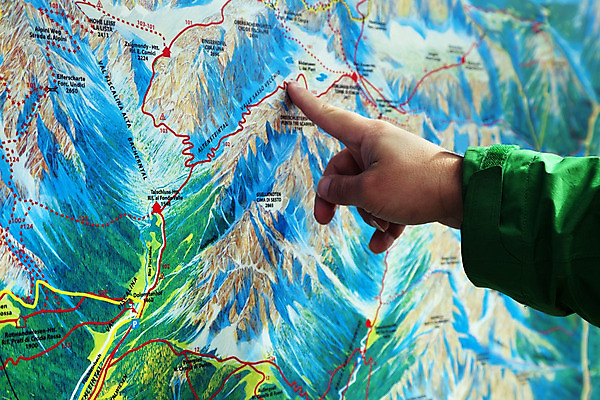 포토 JPG 해외이미지 손 남자 도로 여행 지도 가이드 손가락 자국 설계 산 사람없음 초록색 여행객 트래킹 가리킴 계획 정상 방향 묘사 안심 방법 해외202004 해외포토 직업 길 컬러 컨셉 교통시설 레저 육류 사람 손짓 신체부위 파일형식 이미지허브