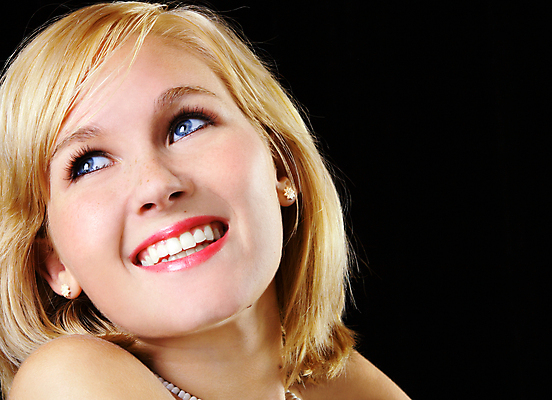 포토 JPG 해외이미지 백인 응시 여자 행복 얼굴 건강 한명 사람 성인 10대 금발 화장품 표현 입 화려 치아 피부 피부관리 해외202004 해외포토 서양인 1 헤어스타일 시선 감정 컨셉 청소년 신체부위 뷰티 소화기관 파일형식 이미지허브