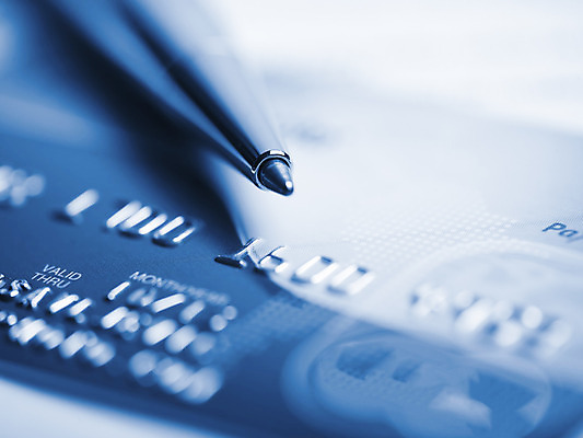 포토 JPG 해외이미지 돈 비즈니스 사람 사람없음 금융 쇼핑 펜 세일 신용카드 구매 플라스틱 결제 빚 인출 해외202004 해외포토 재질 경제 필기구 재산 파일형식 이미지허브