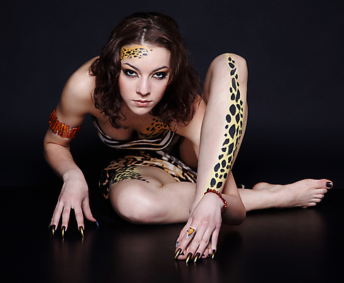 포토 JPG 해외이미지 모델 요가 한명 유행 검은색 고양이 스트레칭 화려 표범 가면무도회 바디페인팅 필라테스 스타일 포트폴리오 해외202004 해외포토 1 웰빙 컬러 컨셉 포유류 사람 반려동물 운동 무도회 파일형식 이미지허브