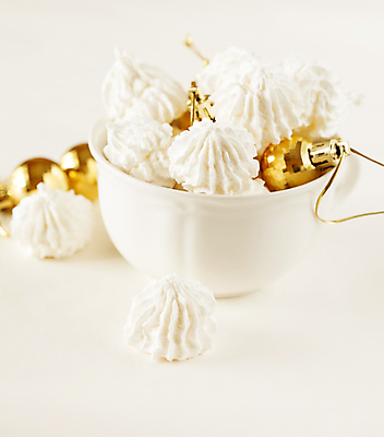 포토 JPG 해외이미지 크리스마스 서양음식 실내 사람없음 컵 쿠키 달콤 흰배경 머랭 오너먼트 해외202004 머랭쿠키 해외포토 식기 기념일 음식 백그라운드 크리스마스장식 디저트 내부 흰색 맛 파일형식 이미지허브