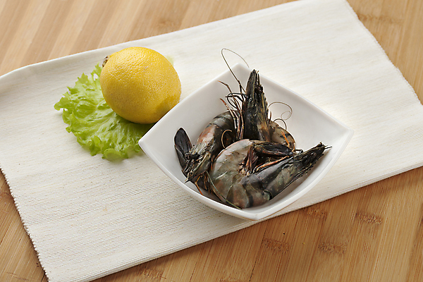 포토 JPG 해외이미지 음식 탁자 새우 갑각류 사람없음 목재 초록색 노란색 회색 흰색 신선 호랑이 사발 상추 레몬 해산물 냅킨 날것 해외202004 해외포토 나무 동물 컬러 가구 채소 과일 재료 포유류 사기그릇 파일형식 이미지허브