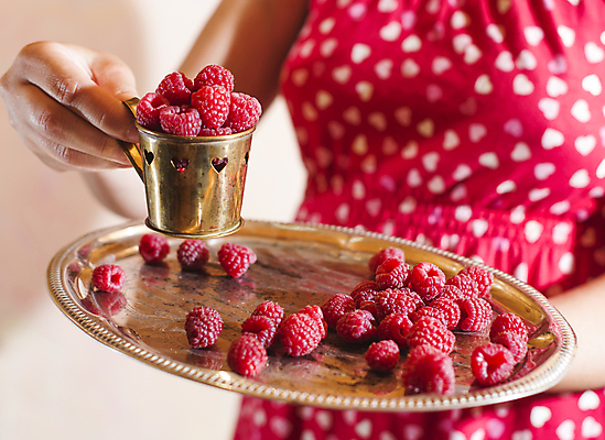 포토 JPG 해외이미지 모양 라이프스타일 손 여자 열매 음식 과일 휴가 발렌타인데이 건강 관리 사랑 사람없음 빨간색 초록색 여름 정원 하트 신선 잡기 달콤 수집 먹기 심볼 유기농 산딸기 내추럴 숙성 채식주의자 해외202004 해외포토 식물 웰빙 계절 감정 컬러 모션 데이이벤트 사람 생활 신체부위 맛 채식 파일형식 이미지허브