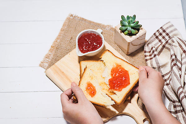 포토 JPG 해외이미지 손 화분 실내 들기 신체부위 삼베 식빵 딸기잼 과일잼 나무도마 다육식물 나무배경 해외202004 해외포토 식물 빵 백그라운드 모션 도마 사람 내부 목재 잼 파일형식 천_직물 이미지허브