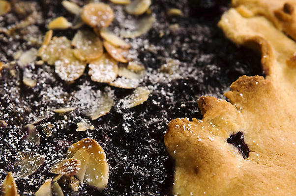 포토 JPG 해외이미지 전통 접시 열매 음식 조각 크리스마스 과일 부분 디저트 사탕 요리 사람없음 케이크 이탈리아 껍질 닫기 아침식사 잼 자르기 굽기 흰배경 블루베리 타르트 페스츄리 핸드메이드 해외202004 해외포토 식물 식기 기념일 유럽 빵 백그라운드 모션 식사 흰색 소스_음식 구이 파이_빵 파일형식 이미지허브