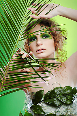 포토 JPG 해외이미지 백인 응시 여자 컨셉 잎 요정 실내 무표정 한명 상반신 성인 앞모습 잡기 파마 페이스페인팅 성인여자한명만 초록배경 해외202004 해외포토 서양인 식물 1 헤어스타일 시선 감정 뷰포인트 백그라운드 모션 표정 사람 내부 초록색 여자한명만 성인여자만 파일형식 이미지허브