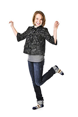 포토 JPG 해외이미지 여자 행복 포즈 백그라운드 신체 한명 서기 미소 소녀 10대 유행 흰색 가득함 고립 스타일 해외202004 해외포토 1 감정 어린이 컬러 모션 청소년 표정 사람 파일형식 이미지허브