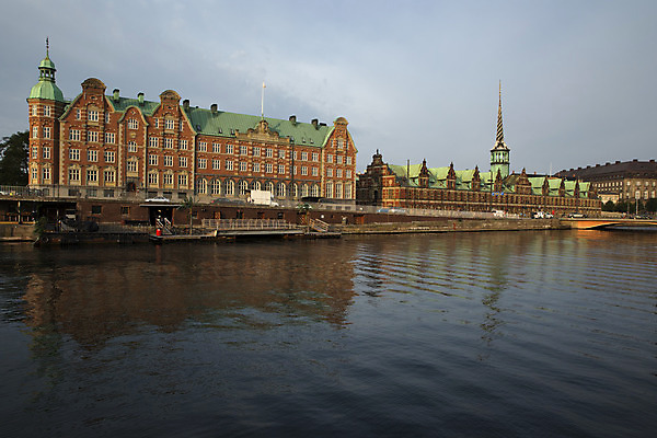 포토 JPG 해외이미지 외관 유럽 문화 여행 건축양식 하늘 거리 주택 덴마크 풍경 사람없음 야외 건물 물 여름 도시풍경 탑 도시 역사 운하 장면 북쪽 타운 스카이라인 스칸디나비아 옛날 코펜하겐 해외202004 해외포토 자연요소 건축물 계절 건축 나라 북유럽 방향 파일형식 이미지허브
