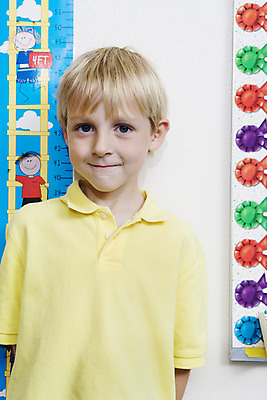 포토 JPG 해외이미지 백인 1 학생 응시 시선 교육 남자 어린이 포즈 교실 실내 한명 사람 소년 두명 방 성장 측정 캘리포니아 개발 혼자 해외202004 해외포토 서양인 학교 내부 미국 파일형식 이미지허브