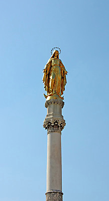 포토 JPG 해외이미지 전통 유럽 기독교 종교 문화 조각 날개 건축양식 사람없음 조각상 성당 기도 기둥 도시 영혼 역사 황금 우아함 축복 천국 크로아티아 천연기념물 단아함 숭배 영원 옛날 자그레브 스타일 해외202004 해외포토 건축 나라 컨셉 종교건축 조형물 파일형식 이미지허브