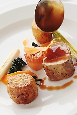 포토 JPG 해외이미지 음식 감자 육류 돼지고기 요리 사람없음 식당 식사 저녁식사 먹기 건강식 점심식사 해외202004 해외포토 채소 식재료 모션 상점 파일형식 이미지허브