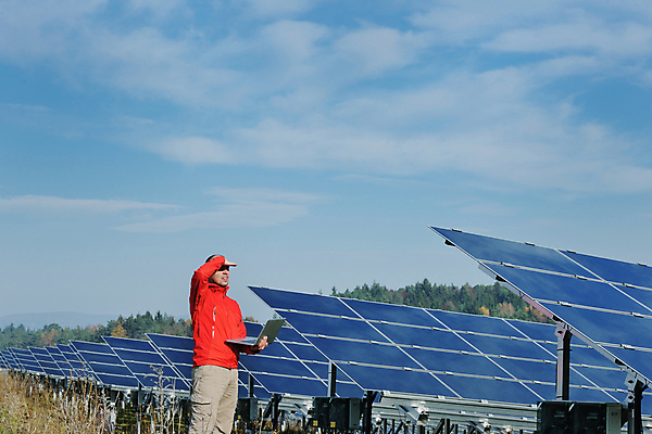 포토 JPG 해외이미지 주간 구름 남자 하늘 한명 들기 상반신 성인 야외 옆모습 노트북 태양에너지 집열판 성인남자한명만 해외202004 해외포토 자연요소 1 뷰포인트 모션 사람 전자제품 그린에너지 남자한명만 성인남자만 파일형식 이미지허브