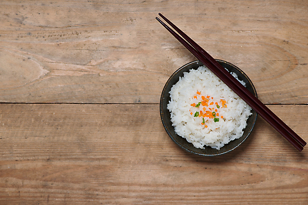 포토 JPG 해외이미지 그릇 밥 실내 사람없음 하이앵글 나무젓가락 흰밥 나무배경 해외202004 해외포토 식기 음식 뷰포인트 백그라운드 젓가락 내부 파일형식 이미지허브