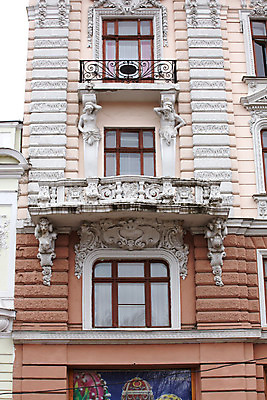 포토 JPG 해외이미지 남자 문화 조각 건축양식 기술 창조 미술 풍경 사람없음 장식 울타리 조각상 자유 발코니 잡기 도시 시간 업무 역사 복고 옛날 지도책 스타일 해외202004 해외포토 건축 컨셉 모션 문화예술 사람 책 담장 조형물 작업 파일형식 이미지허브