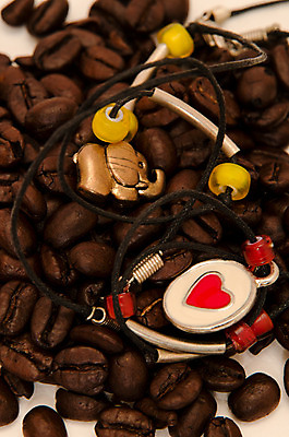 포토 JPG 해외이미지 커피 목걸이 유리 코끼리 사랑 사람없음 갈색 노란색 카페 원두 흰색 하트 남아메리카 황금 보석 굽기 읽기 브라질 아라비카 카페인 터키석 팬던트 해외202004 해외포토 모양 감정 음료 컬러 장신구 포유류 모션 재질 아메리카 상점 광석 구이 파일형식 이미지허브