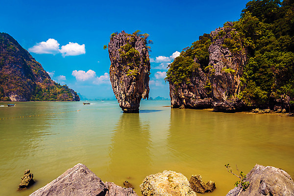 포토 JPG 해외이미지 나무 아시아 물결 바다 섬 여행 태국 자연 하늘 휴가 산 풍경 사람없음 야외 세로 초록색 물 파란색 탑 바위 만 보트 크리스탈 휴양지 장면 멀리 석회암 터키석 파라다이스 푸켓 유대감 해외202004 해외포토 자연요소 식물 건축물 나라 컬러 배_교통 장소 암석 돌_바위 광석 보석 생태계 파일형식 이미지허브
