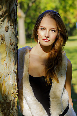 포토 JPG 해외이미지 나무 백인 1 계절 공원 여자 행복 얼굴 자연 한명 미소 사람 성인 야외 초록색 여름 청춘 봄 자유 가을 흰색 내추럴 해외202004 해외포토 서양인 식물 공공시설 감정 컬러 컨셉 표정 신체부위 생태계 파일형식 이미지허브