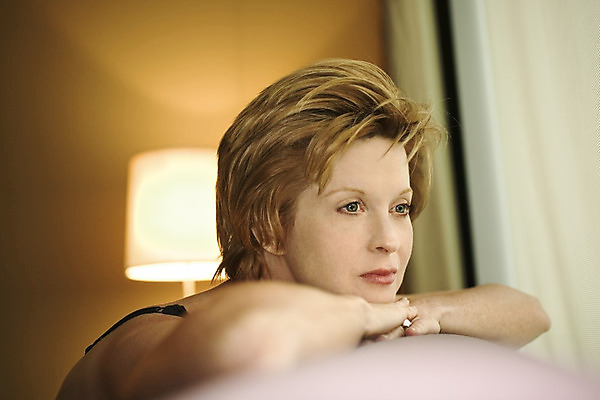 포토 JPG 해외이미지 백인 여자 50대 생각 실내 한명 성인 가로 평화 빨간머리 해외202004 해외포토 서양인 1 헤어스타일 중년 컨셉 사람 내부 파일형식 이미지허브