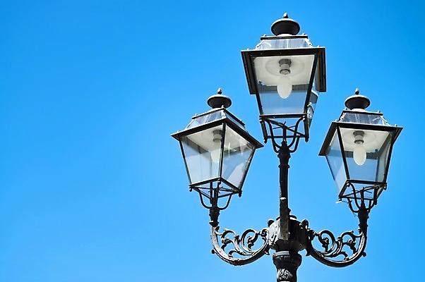 포토 JPG 해외이미지 전통 디자인 유럽 문화 여행 백그라운드 가로등 건축양식 하늘 조명 사람없음 야외 파란색 빛 금속 골동품 시골 등불 램프 도시 역사 철 문학 옛날 해외202004 해외포토 공공시설 건축 나라 컬러 재질 파일형식 이미지허브