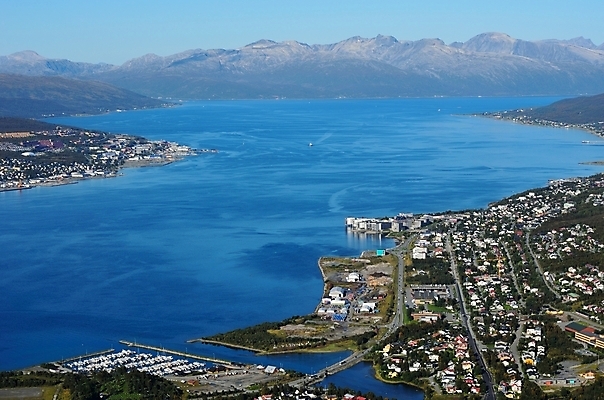 포토 JPG 해외이미지 나무 계절 도로 바다 섬 하늘 휴식 산 주택 파노라마 노르웨이 협상 풍경 해변 사람없음 야외 초록색 물 파란색 맑음 가을 흰색 도시 원형 보트 공항 숲 큼 북극 장면 북쪽 나루 북극해 환상 해외202004 해외포토 자연요소 도형 식물 유럽 길 컬러 컨셉 배_교통 비즈니스 교통시설 날씨 촬영기법 건물 크기 극지방 방향 파일형식 이미지허브