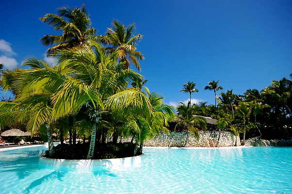 포토 JPG 해외이미지 나무 식물 라이프스타일 여행 건축양식 하늘 호텔 휴가 휴식 새로움 손바닥 사람없음 야외 초록색 물 파란색 맑음 수영 흰색 고급 휴양지 초대 해외202004 해외포토 자연요소 손 건축 컬러 컨셉 숙소 날씨 생활 장소 수상스포츠 파일형식 이미지허브