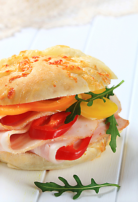 포토 JPG 해외이미지 음식 조각 채소 고추 치즈 샌드위치 육류 돼지고기 사람없음 로켓 신선 아침식사 햄 베이컨 점심식사 루꼴라 번 해외202004 해외포토 빵 식재료 유제품 식사 파일형식 이미지허브