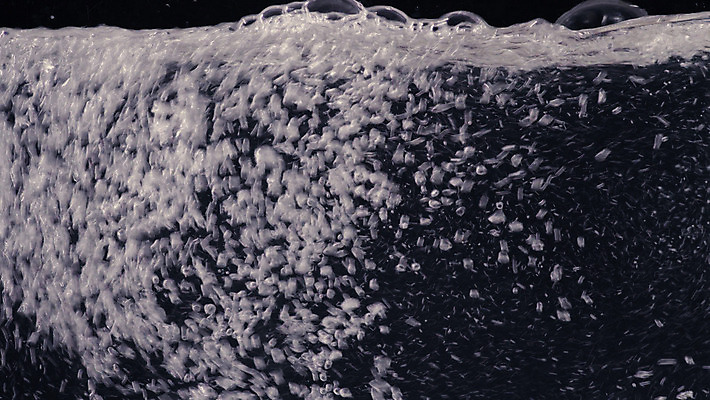 포토 JPG 해외이미지 백그라운드 검은배경 실내 사람없음 물 거품 젖음 흐름 물방울 액체 붓기 닫기 심플 분무기 고립 해외202004 해외포토 자연요소 컨셉 모션 내부 검은색 파일형식 이미지허브