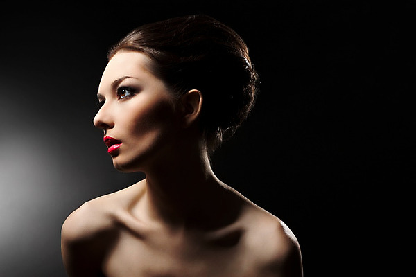 포토 JPG 해외이미지 모델 백그라운드 한명 성인 유행 검은색 어둠 화장품 화려 우아함 매끈함 가죽 스타일 해외202004 해외포토 1 컬러 컨셉 사람 뷰티 감각 파일형식 이미지허브