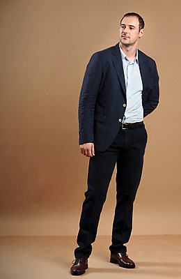 포토 JPG 해외이미지 직업 1 손 응시 남자 행복 포즈 신체 회사 비즈니스 성공 휴식 실내 한명 서기 사람 정장 성인 사무실 신선 자신감 가득함 스마트 싱글 리더 긍정 독립 접기 해외202004 해외포토 시선 옷 감정 컨셉 모션 내부 신체부위 파일형식 이미지허브