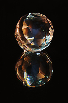 포토 JPG 해외이미지 백그라운드 유리 사람없음 장식 빛 반짝임 반사 검은색 거울 흰색 쌍 투명 고급 크리스탈 수집 오브젝트 고립 여의주 취급주의 해외202004 해외포토 컬러 컨셉 모션 재질 경고 광석 파일형식 이미지허브