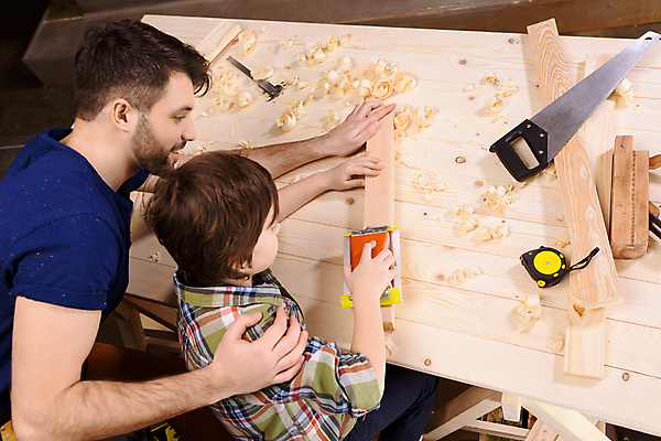 포토 JPG 해외이미지 백인 아들 어린이 가족 노동자 함께함 사람 소년 성인 두명 가로 도구 작업실 아빠 감독 목수 목공예 수공예 건설근로자 해외202004 해외포토 서양인 직업 남자 컨셉 관계 공예 파일형식 이미지허브