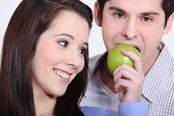 포토 JPG 해외이미지 학생 커플 행복 과일 함께함 건강 사랑 미소 웃음 두명 초록색 정원 성경 흰색 신선 자신감 뱀 유머 사과 먹이 심플 언니 토막 내추럴 남동생 오리지널 제의 해외202004 해외포토 감정 컬러 컨셉 종교용품 가족 관계 파충류 표정 사람 자매 동생 파일형식 이미지허브